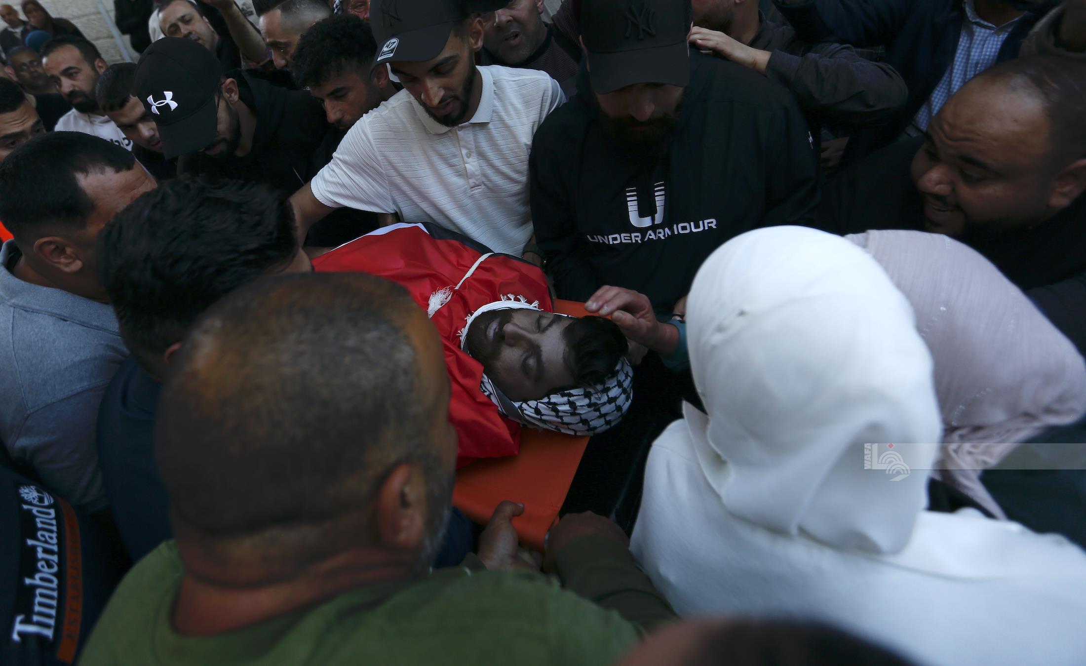 خلال وداع الشهيد عودة عاطف عواودة (عدسة: حمزة شلش/وفا)